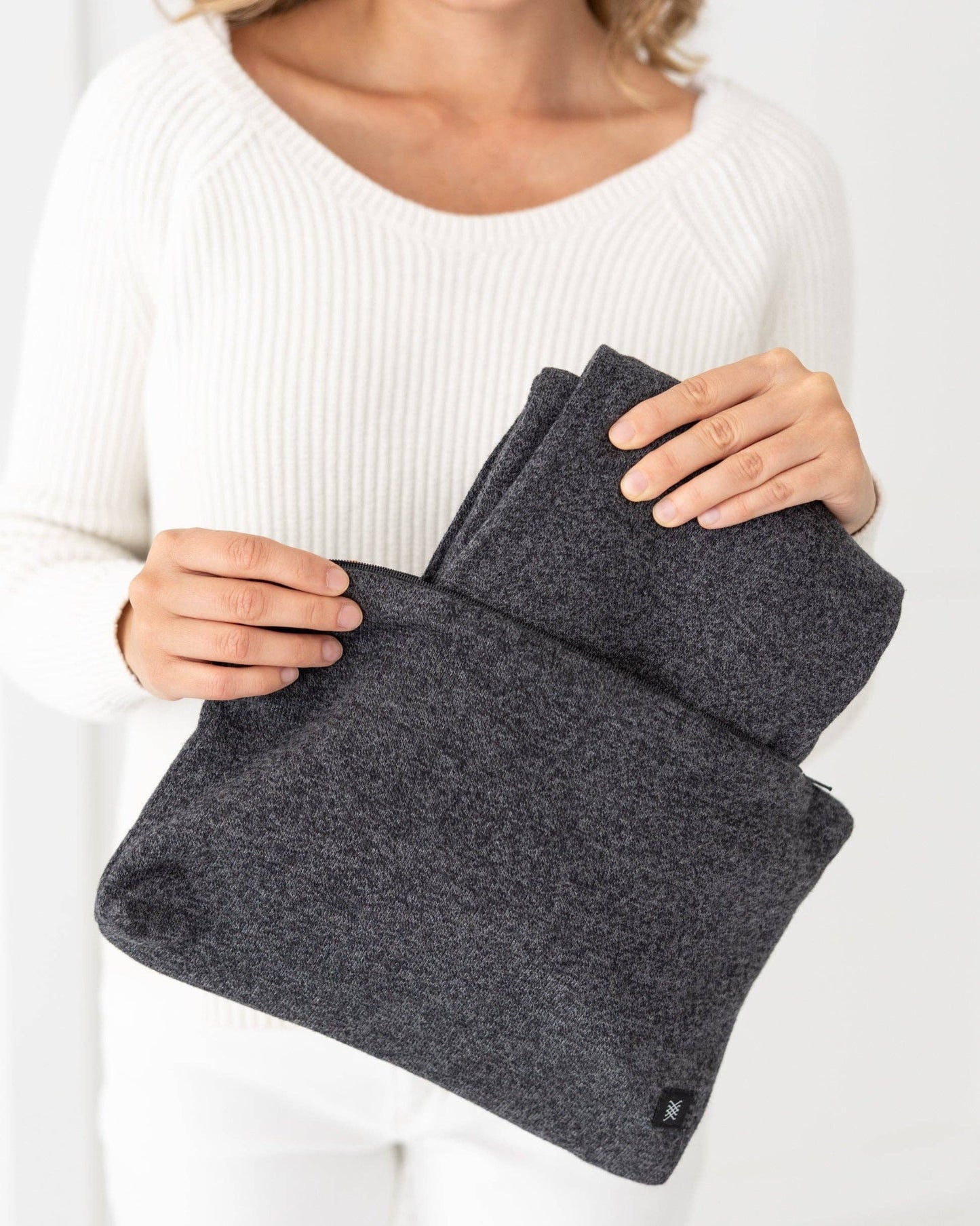 zestt organics - The Dreamsoft Travel Scarf Carry Pouch - Graphite
